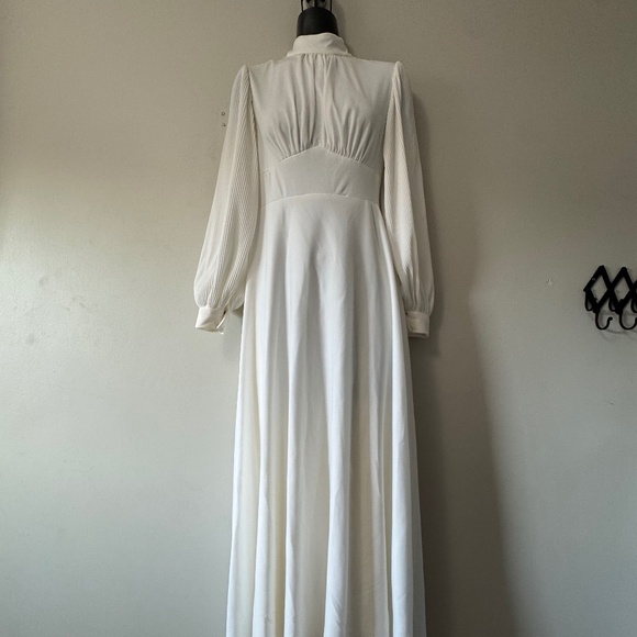 Chic Ivory Wedding Gown with Long Sleeves - Picture 1 of 12